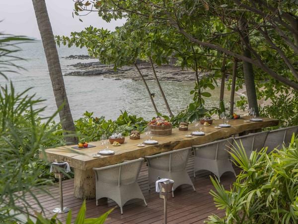 THE BEACH TABLE